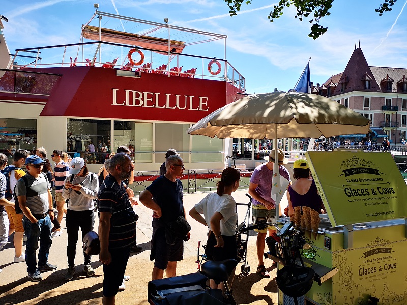 Distribution de glace pour l'animation d'une station de ski