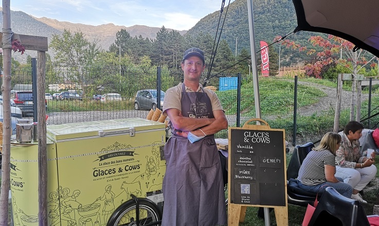 Distribution de glace pour l'animation d'une station de ski