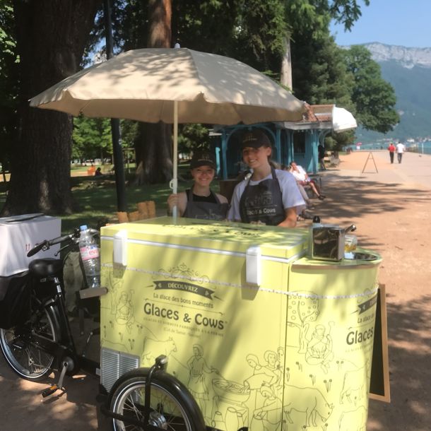 Des Glaces & Cows au bord du Lac d’Annecy